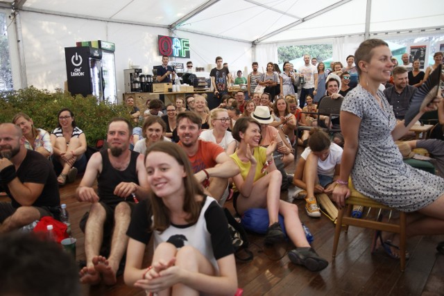 Kawiarnia Literacka jest od lat integralną częścią festiwalu. Tu odbywają się dyskusje, czytane są teksty, gra muzyka, a wszystko kręci się wokół słowa. Tegorocznym hasłem przewodnim spotkań jest sformułowanie „dlaczego?”.