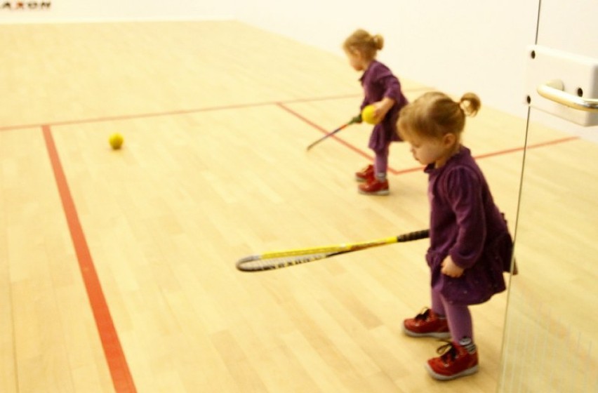 Gwiazdy grały w squasha dla dzieci [wideo]