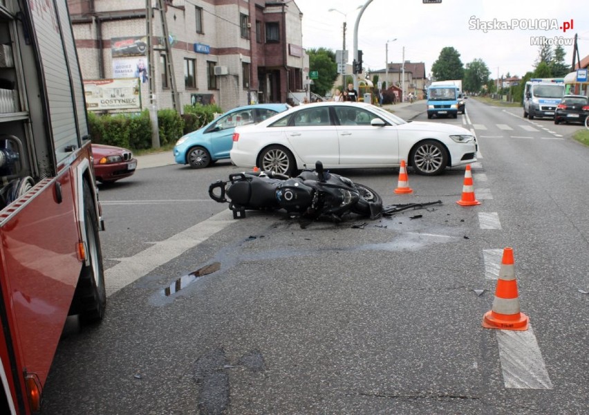 Wypadek w Mikołowie: Osobówka nie ustąpiła pierwszeństwa motocykliście, ranny 25-latek [ZDJĘCIA]