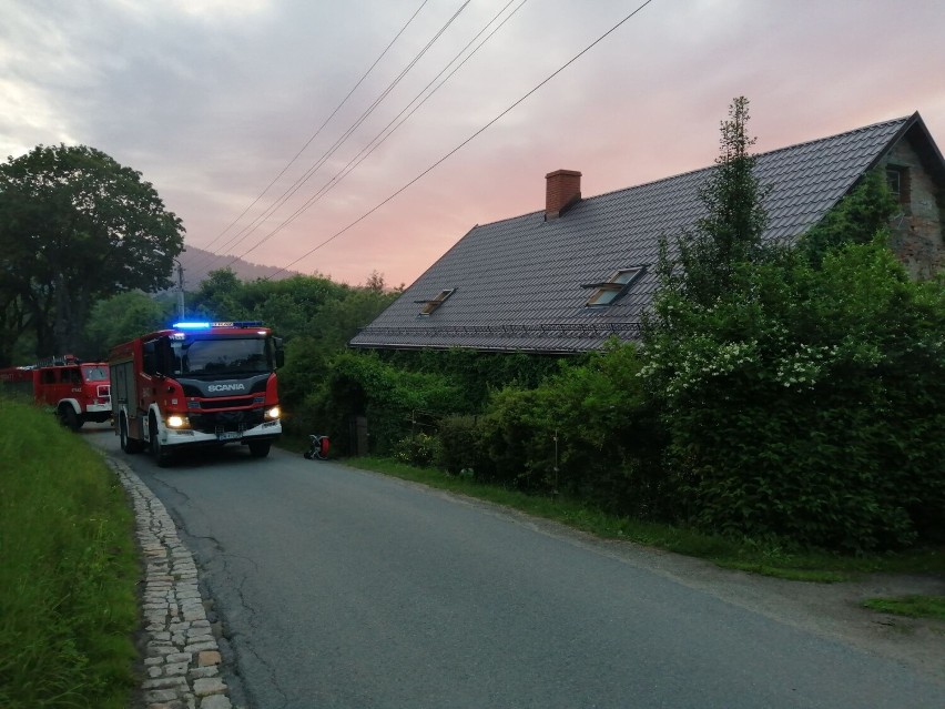 Wylał benzynę, wzniecił pożar. Tragedia rodzinna, zarzuty i areszt dla 54-latka z Walimia