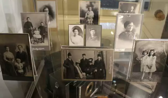 Eksponatami miesiąca maja Muzeum Historii Miasta Zduńska Wola zostały najstarsze fotografie, które zostały  wykonane w latach 1865-1911 przez zakłady fotograficzne w Łodzi, Warszawie oraz Zduńskiej Woli. Można je oglądać w gablocie przy wejściu do muzeum.