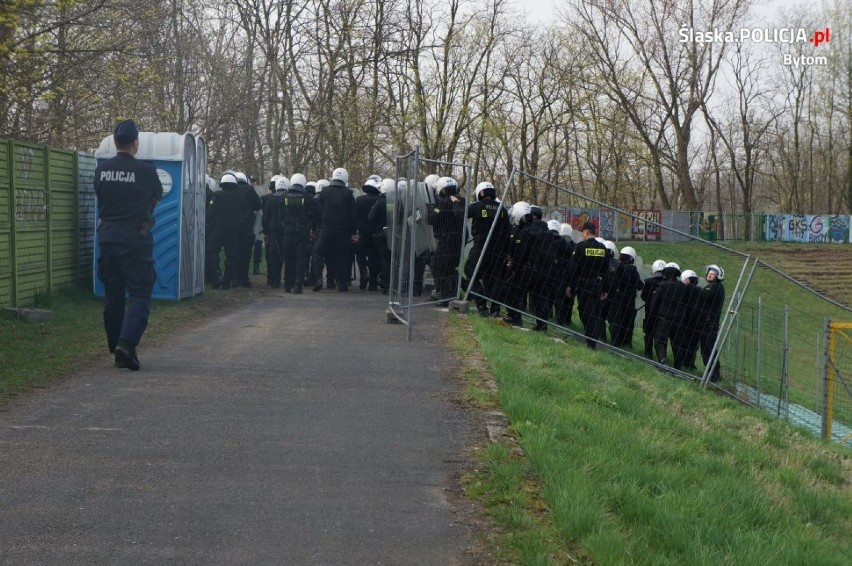 Bytom: Ćwiczenia policjantów na stadionie w Szombierkach [WIDEO, ZDJĘCIA]