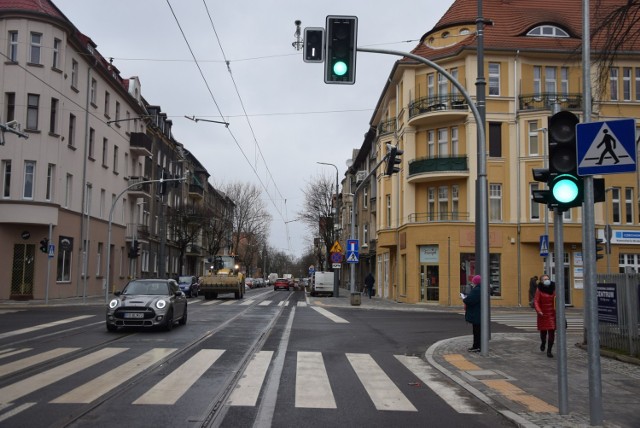 Ulica Mieszka I jest węższa niż przed przebudową. To efekt zbudowania zatoczek parkingowych.