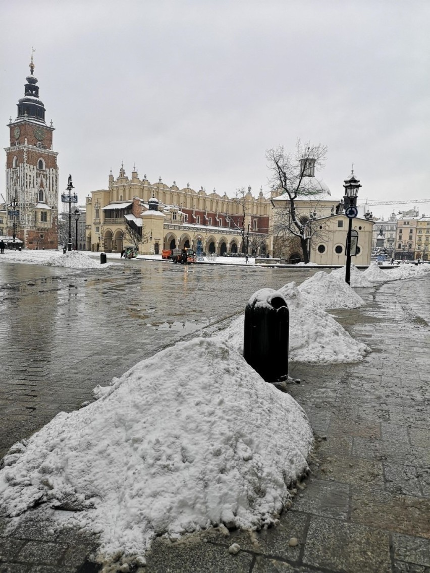Kraków. Wielkie odśnieżanie na Rynku Głównym. Biały puch przykrył centrum miasta [ZDJĘCIA]