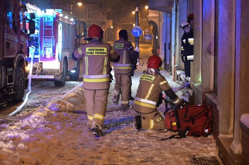 Grudziądz. Tragiczny pożar w kamienicy przy ul. Wybickiego w Grudziądzu. Zginęły dwie osoby