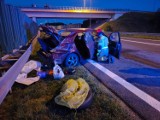 Wypadek na A4 w Brzesku. Toyoty wylądowała na barierkach, po tym jak inny pojazd zajechał kierowcy drogę. Były duże utrudnienia [ZDJĘCIA]