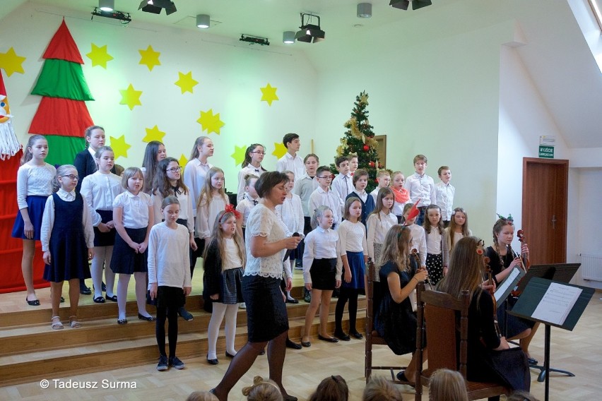 Dzieci występowały, rodzice nagrywali. Niedzielny świąteczny poranek muzyczny w PSM Stargard w obiektywie Tadeusza Surmy