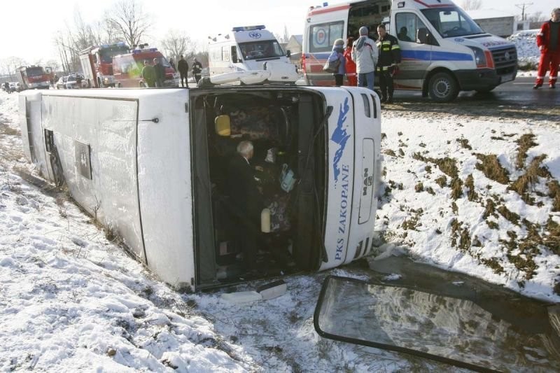 Groźny wypadek autobusu (film i zdjęcia)