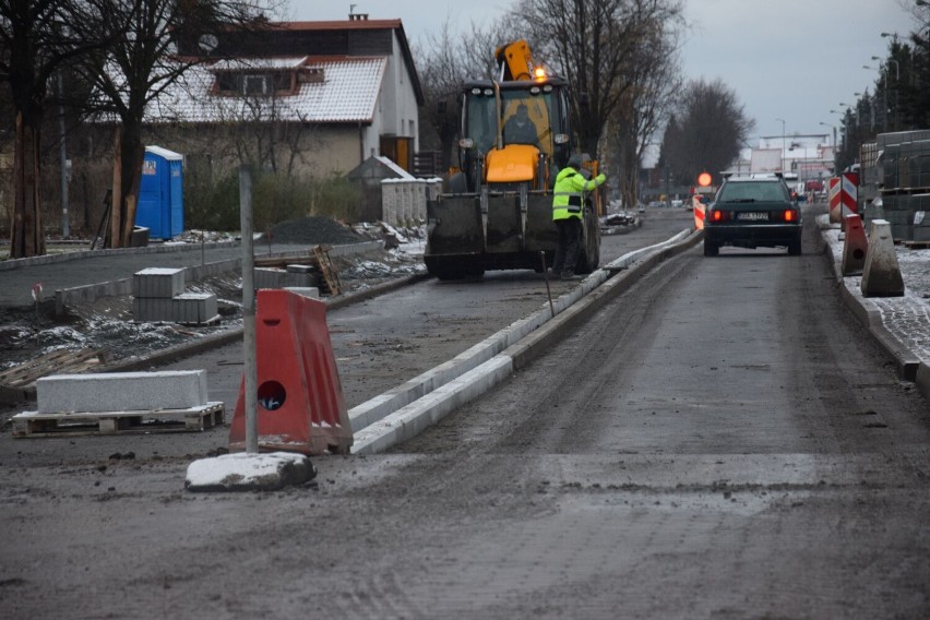 Krawężniki na środku jezdni w Pruszczu! Co dalej z remontem ul. Gałczyńskiego?