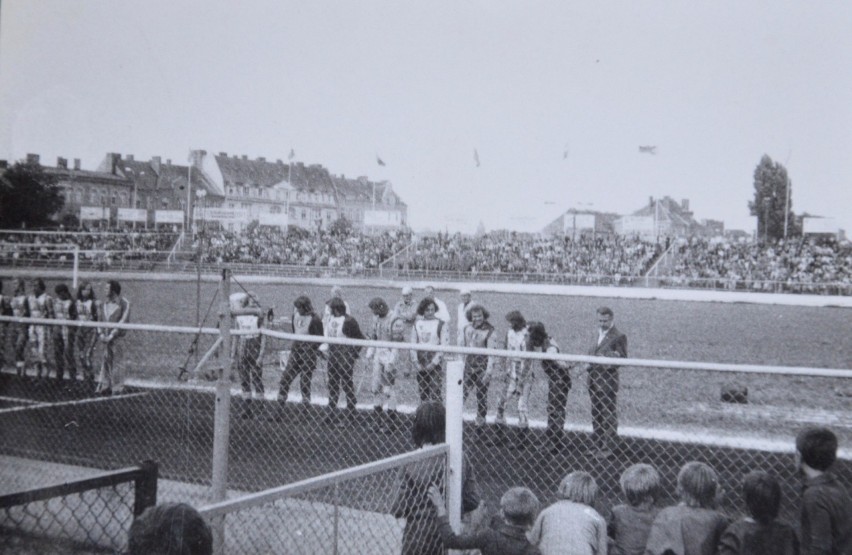 Zawodnicy i stadion Stali na starych zdjęciach. Wspaniała...