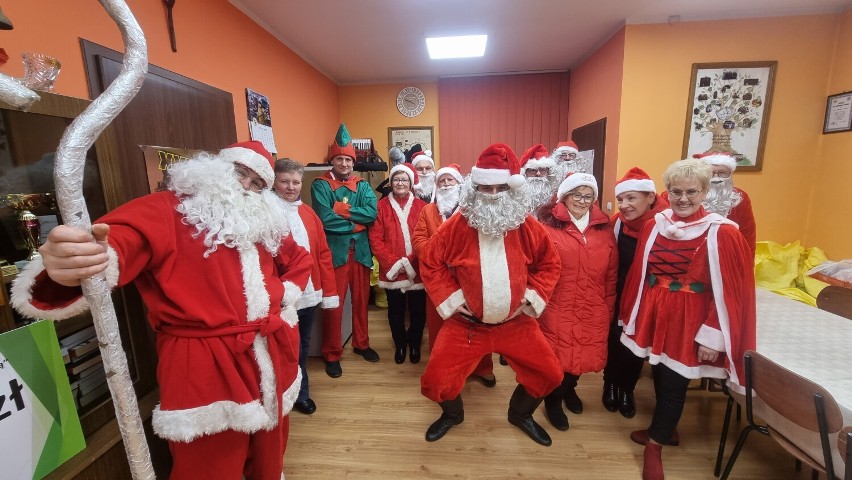 Ośmiu Mikołajów, cztery Śnieżynki i... jeden Elf. Taka ekipa pojawiła się w Domu Polskim Centrum Idei Rodła w Zakrzewie