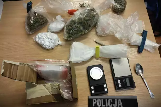 Policjanci operacyjni z tczewskiej jednostki policji zatrzymali 24-latka, który posiadał narkotyki. Mężczyzna chował środki zabronione w różnych częściach swojego domu. Kryminalni znaleźli łącznie ponad 240 gramów marihuany, mefedronu, amfetaminy oraz 31 tabletek ecstasy. 