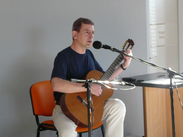 Piosenki Leonarda Cohena zaśpiewał Kuba Michalski