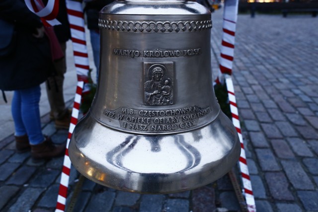Dzwon na Krakowskim Przedmieściu. "Wacław IV" w hołdzie ofiarom katastrofy smoleńskiej [ZDJĘCIA]