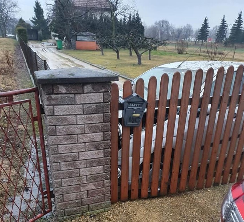 Samochód wjechał w ogrodzenie na ulicy Miczurina