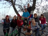 Młodzież z budowlanki przy ul. Rybnickiej w Żorach zrobiła ubranko dla drzewa stojącego przed szkołą