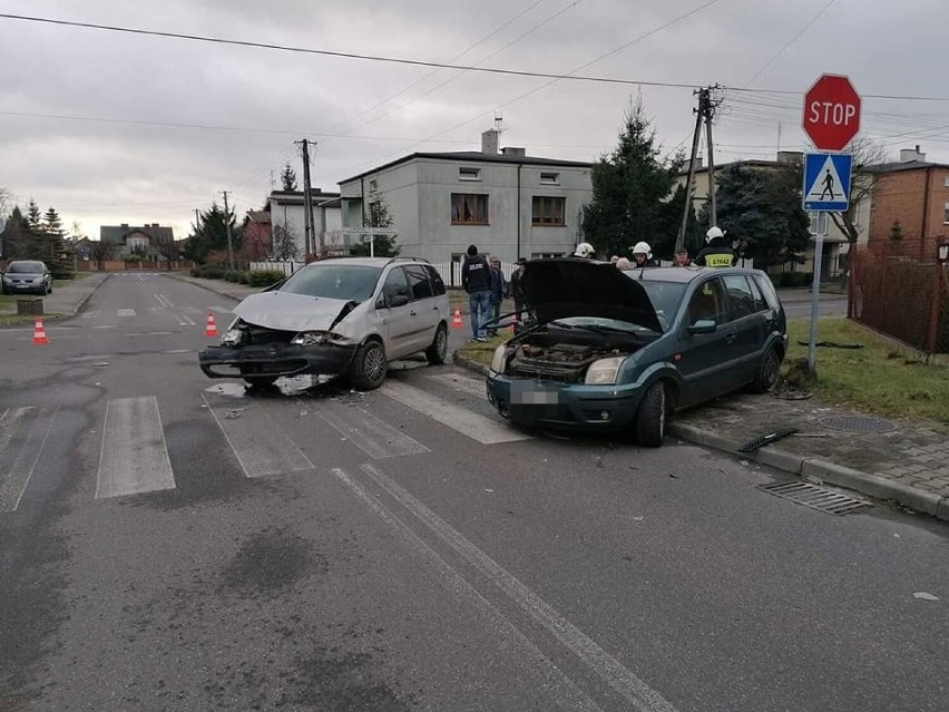 Wypadek na skrzyżowaniu w Zelowie.