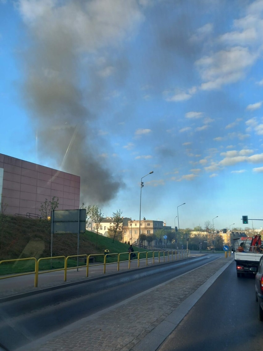 Przy centrum kultury w Chojnicach spaliło się auto. Drugie uszkodzone