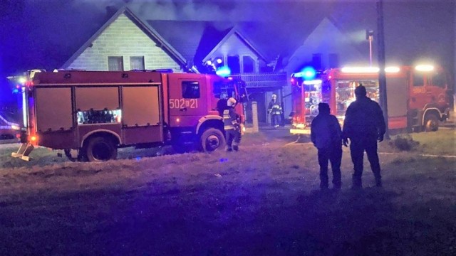 Do groźnego pożaru domu w bliźniaczej zabudowie doszło w Jangrocie (gmina Trzyciąż). Strażacy trzy godziny walczyli z ogniem (12 grudnia 2020).