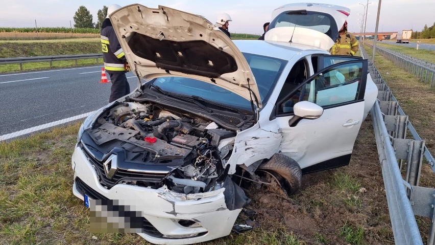 Renault uderzył w bariery na autostradzie A1 pod Włocławkiem