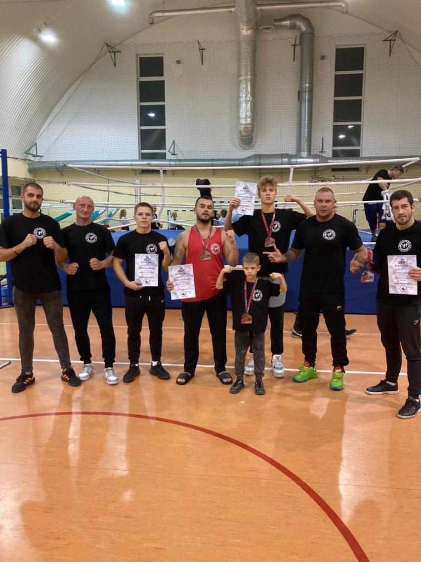 Krzysztof Zaborowski i Jakub Kaźmierczak zwycięsko po walce w turnieju  Muay Thai