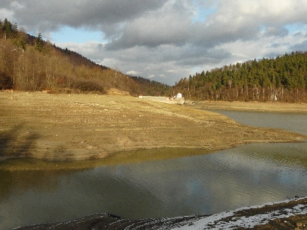 Sztuczne jezioro w Klimkówce odsłoniło nie tylko brzegi, ale i dno [ZDJĘCIA]