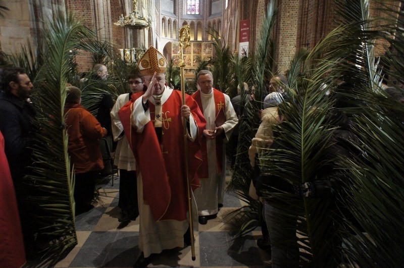 Niedziela Palmowa: W poznańskich kościołach święci się palmy [ZDJĘCIA]