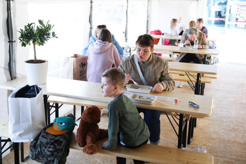 Kraków. Uchodźcy mogą się stołować w namiocie przy dawnym centrum handlowym Plaza [ZDJĘCIA]
