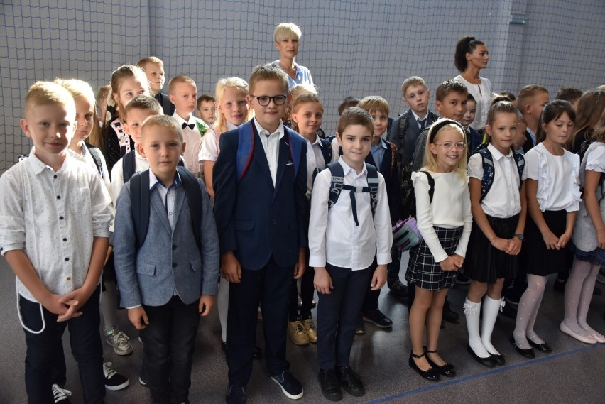 Rozpoczęcie roku szkolnego 2022/2023 w Szkole Podstawowej w Kiełpinie ze ślubowaniem klas pierwszych  ZDJĘCIA