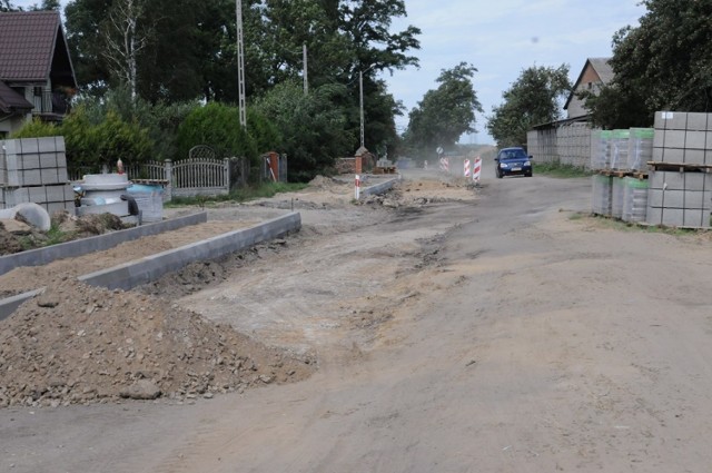 Droga w Dąbrowie Wielkiej jest gruntownie przebudowywana. Mieszkańcy narzekają, że przejazd to udręka