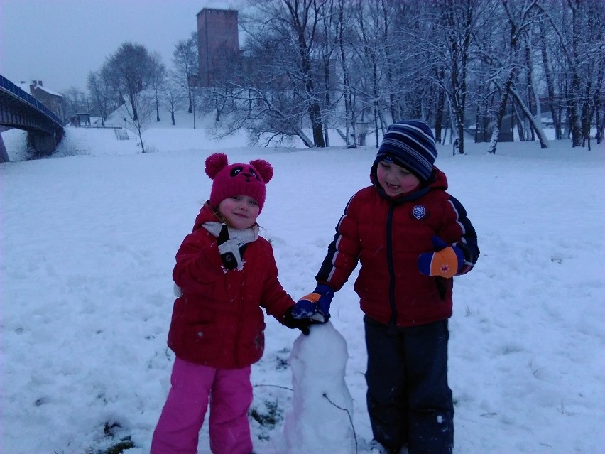 Zima w Oświęcimu. Dzieci się cieszą