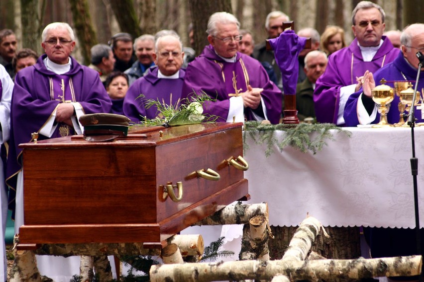 Pogrzeb leśniczego z Dobrzycy. Ponad pół tysiąca osób pożegnało Aleksandrę i Zdzisława Krause [FOTO]