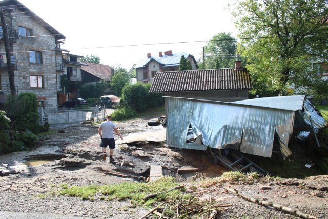 Na terenie gminy Jasło bardzo trudna sytuacja jest Kowalowach. Woda niszczyła wszystko, co napotkała na swojej drodze.