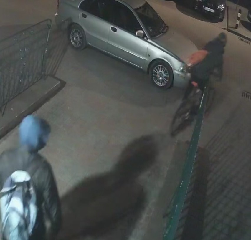 Kradzież roweru z bloku w Pruszczu Gdańskim. Policjanci szukają sprawców. Rozpoznajesz ich?