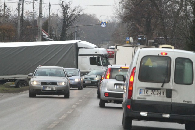 Na ulicy Ściegiennego w Kielcach cofająca ciężarówka wpadła do rowu. Tworzyły się wielkie korki. Ruch odbywał się wahadłowo. 

Kierowcy poruszający się w środę, po godzinie 11 na ulicy Ściegiennego w Kielcach napotkali wielkie utrudnienia. Wszystko to przez ciężarówkę, która, cofając, wpadła do rowu. Auto stało w poprzek jezdni, tarasując ją, inne pojazdy poruszały się ubitym poboczem. 

ZOBACZ TAKŻE: FLESZ SMOG SKRACA ŻYCIE

Źródło:vivi24