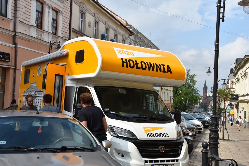 Tarnów. "Belweder na kółkach" Szymona Hołowni zaparkował na Krakowskiej. Ale kandydat nim nie przyjechał