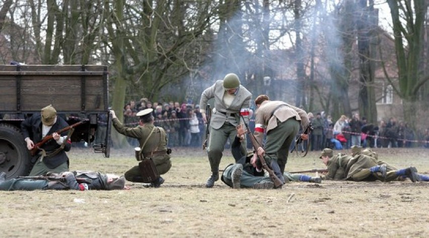Setki osób obejrzało inscenizację bitwy w Parku Kasprowicza...