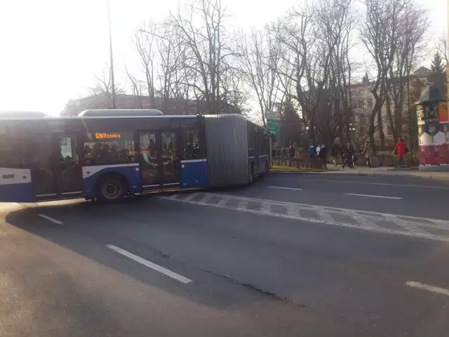 Autobus linii 152 zawraca na ul. Czarnowiejskiej