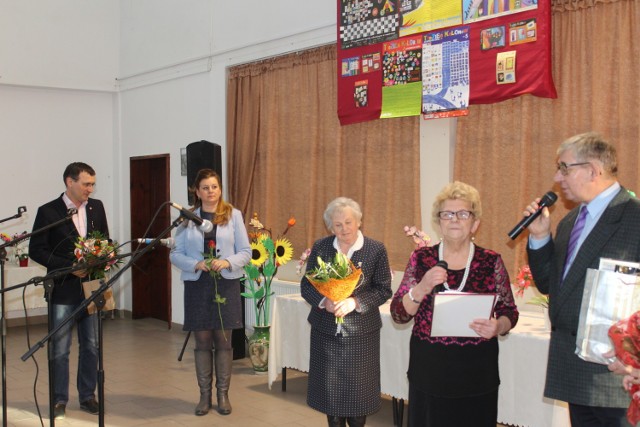 Helena Wyrzykowska (w środku) recytowała swoje wiersze. Goście spotkania mogli też obejrzeć jej rękodzieło.