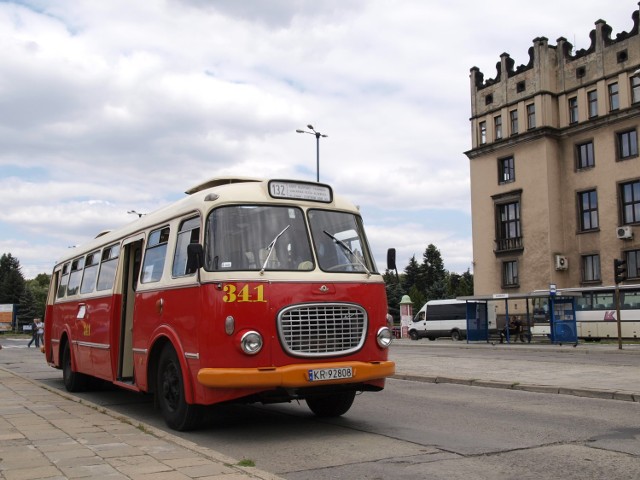 Zabytkowy autobus w Płocku. Przejechaliśmy się legendą z okazji święta KM [ZDJĘCIA]