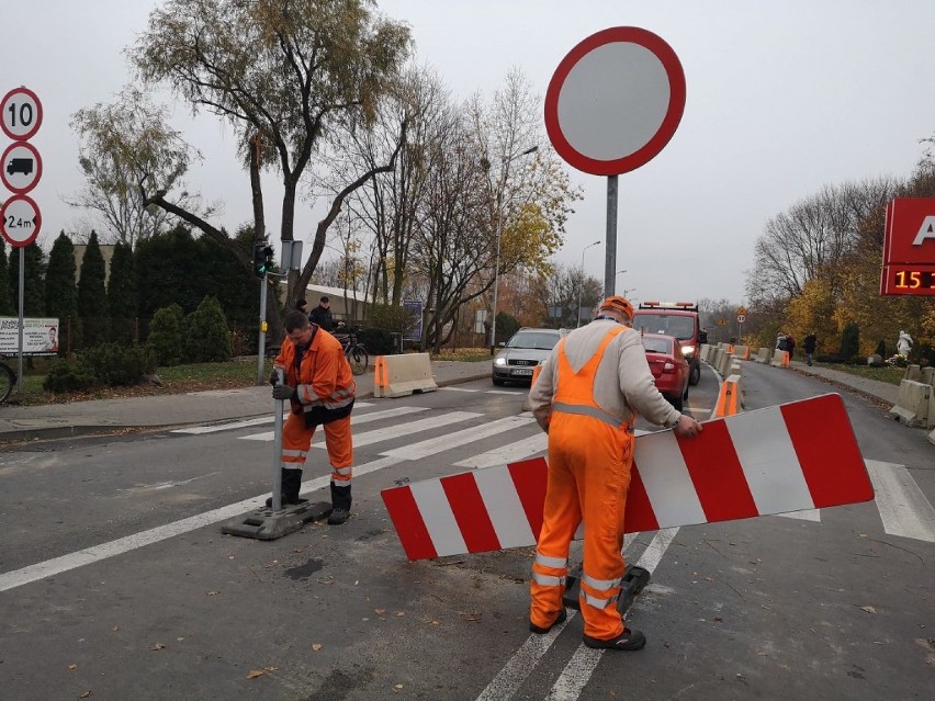 Wronki. Ruch samochodów osobowych i pieszych wrócił na most [ZDJĘCIA]