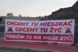 Kilkudziesięciu mieszkańców Połomi protestowało przeciwko budowie trasy kolejowej do CPK. Nie chcą wyburzeń i dewastacji przyrody