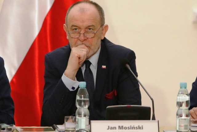 Poseł Jan Mosiński chce usunięcia sowieckich symboli z cmentarza żołnierzy radzieckich