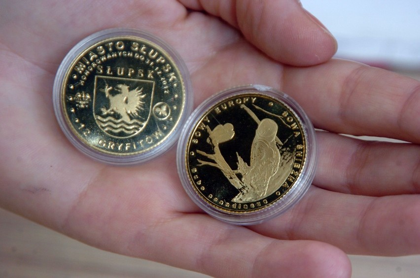 Monety w Słupsku: Sowa Śnieżna na rewersie nowej monety promującej Słupsk [ZDJĘCIA]