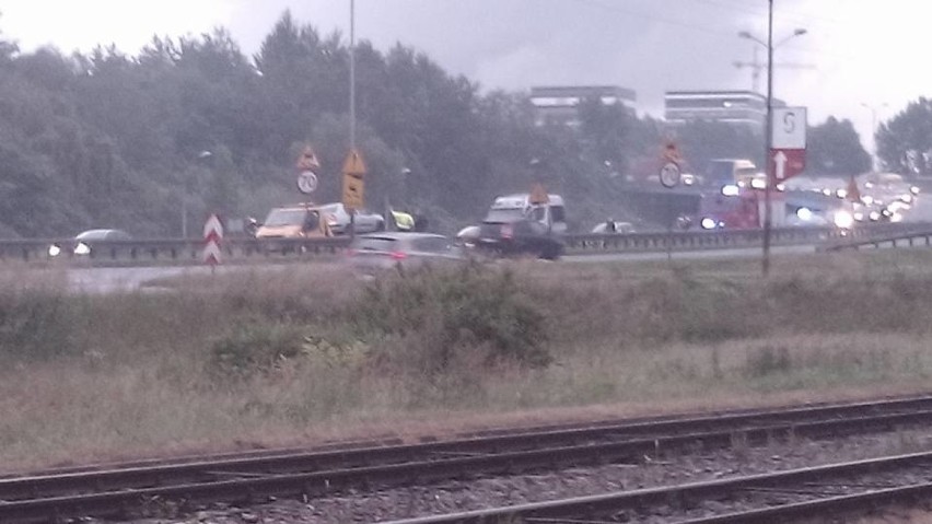 Uwaga, korek na DTŚ w Katowicach. Auto uderzyło w bariery [ZDJĘCIA]