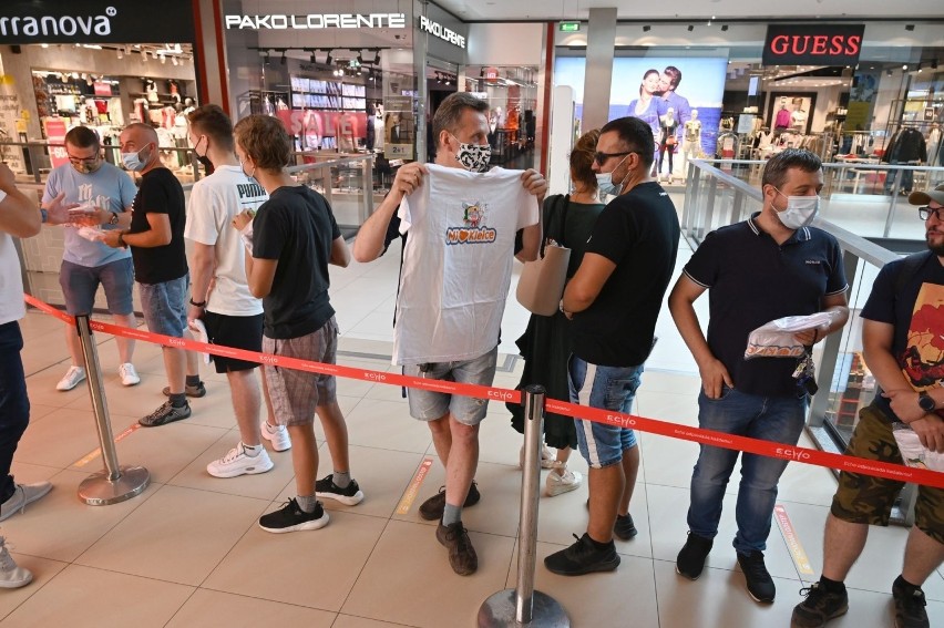 Pierwszy w regionie salon Xiaomi już otwarty w Galerii Echo w Kielcach. Niektórzy czekali w gigantycznej kolejce kilka godzin (ZDJĘCIA)