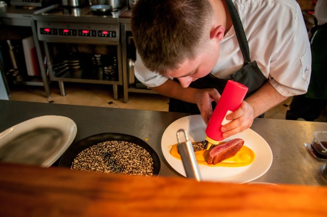 Restauracja Chaps. Popcorn z prosa, puder z groszku a w kuchni szef od Amaro