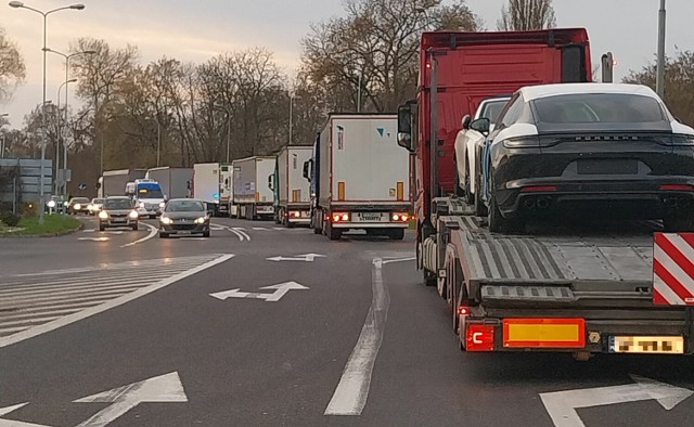 We wtorek, 19 marca, na drodze dojazdowej do mostu na Odrze ruszyły intensywne kontroli policji i inspekcji transportu drogowego. Kierowcy, którzy złamią przepisy, są od razu zatrzymywani.