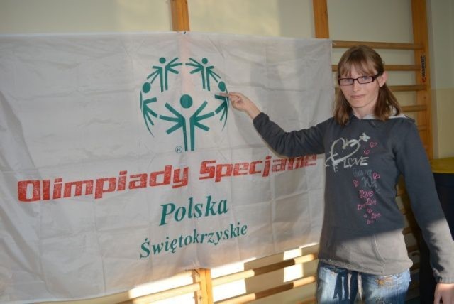 Zawodniczka z Ostrowca Świętokrzyskiego, Milena Szwagierczak, dzięki Stowarzyszeniu Olimpiady Specjalne otrzymała nowe okulary.
