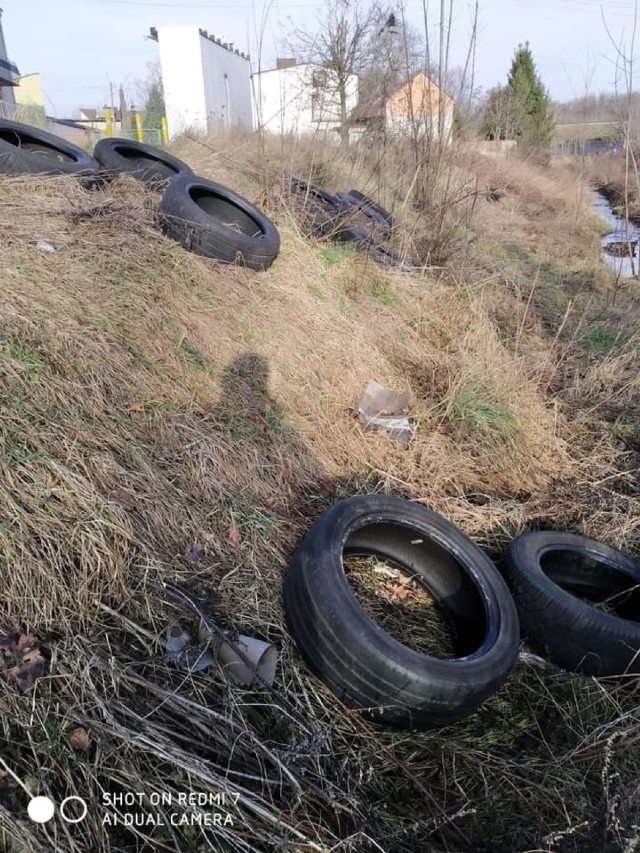 Takie nielegalne wysypisko śmieci zostało usunięte z terenu przy ul. 11 Listopada w Zawierciu.